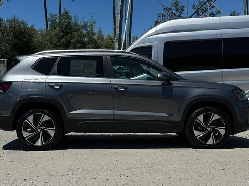 Certified 2026 Volkswagen Taos SE w/ Panoramic Sunroof Package AWD/4WD image 3