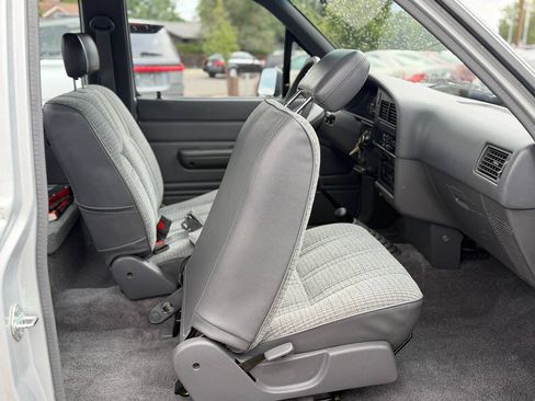Used 1991 Toyota Pickup Deluxe AWD/4WD image 37