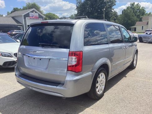 Used 2016 Chrysler Town & Country Touring image 3
