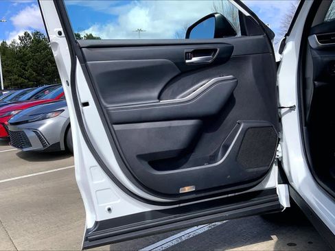 Used 2024 Toyota Highlander XLE image 22