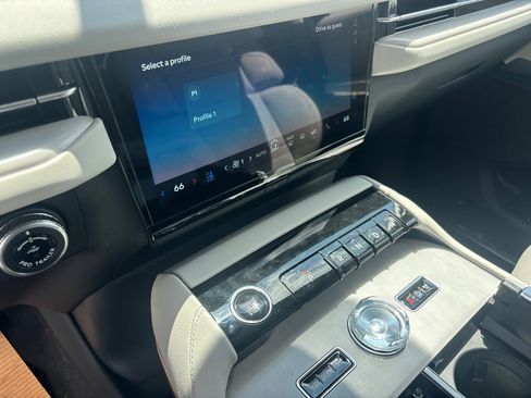 New 2026 Lincoln Navigator Premiere AWD/4WD image 22