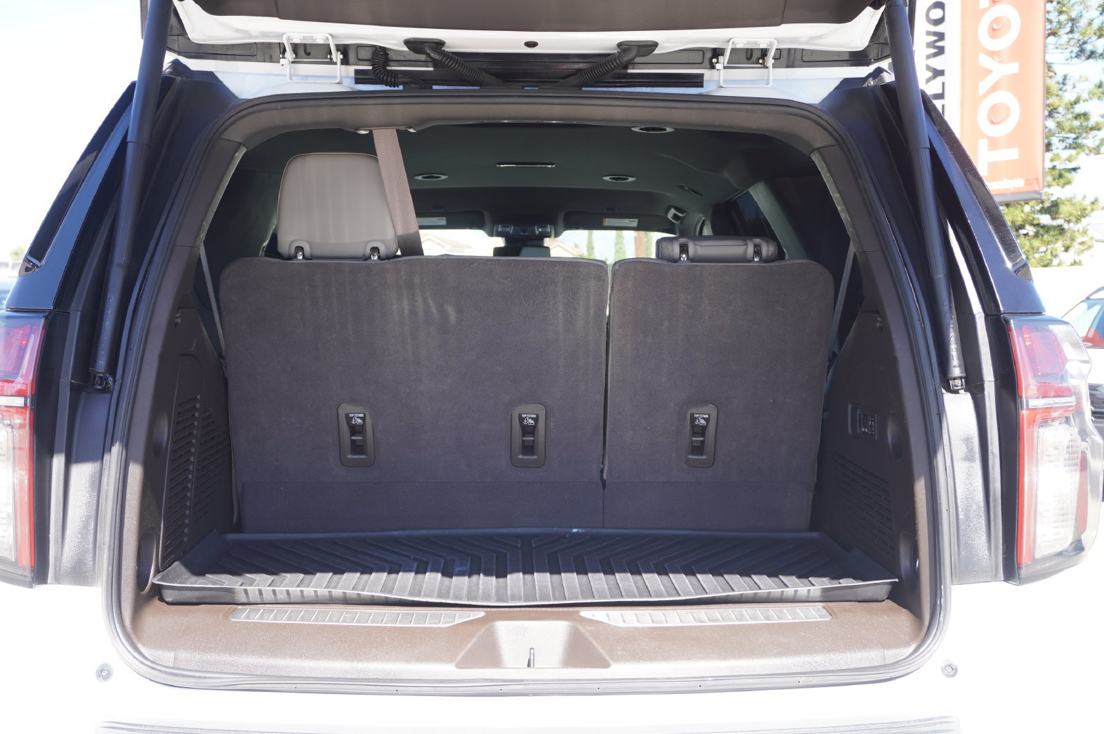 Used 2023 Chevrolet Tahoe Z71 w/ Luxury Package AWD/4WD image 8
