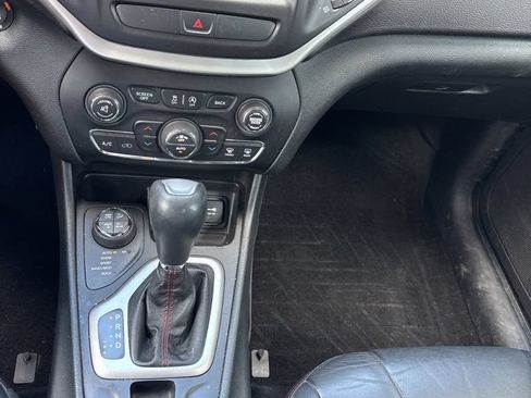 Used 2015 Jeep Cherokee Trailhawk w/ Comfort/Convenience Group AWD/4WD image 19