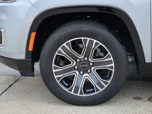 Certified 2025 Jeep Wagoneer L Series II AWD/4WD image 10