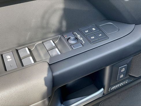 New 2026 Land Rover Defender 110 X-Dynamic SE image 22