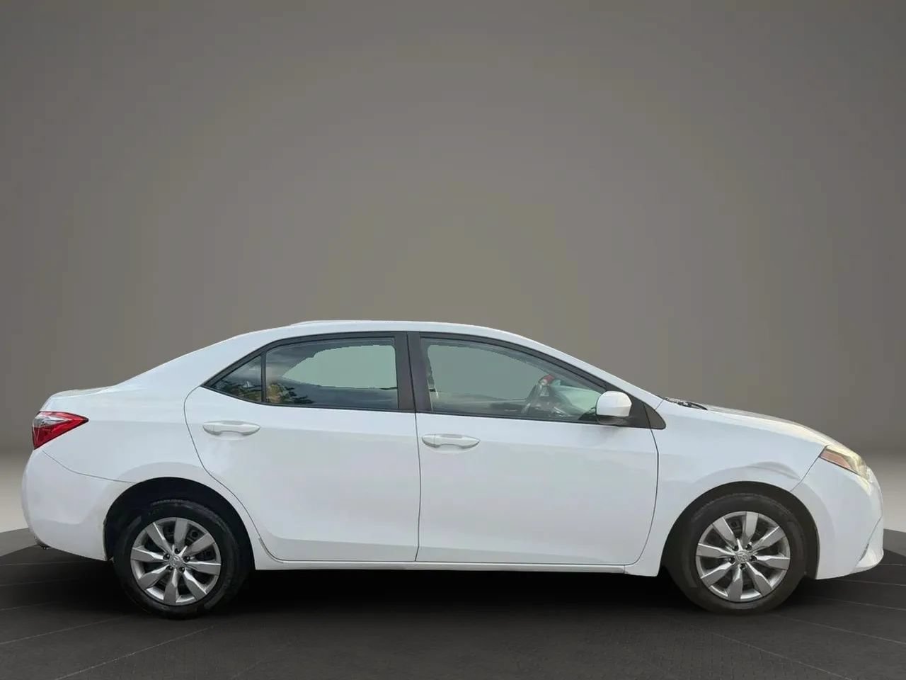 Used 2015 Toyota Corolla LE FWD image 2