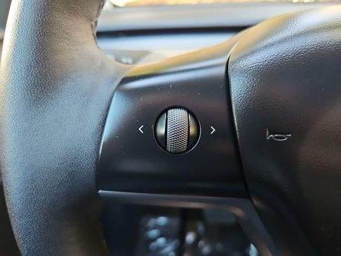 Used 2022 Tesla Model Y Long Range image 11