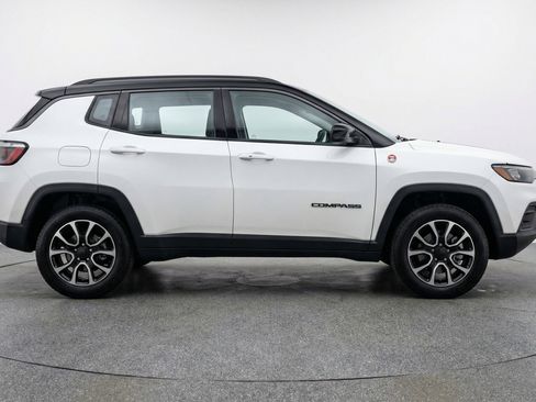 Used 2025 Jeep Compass Trailhawk AWD/4WD image 11