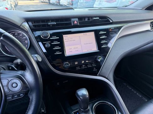 Used 2018 Toyota Camry SE w/ Accessory Appearance Package FWD image 19
