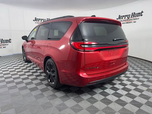 Used 2025 Chrysler Pacifica Limited image 11