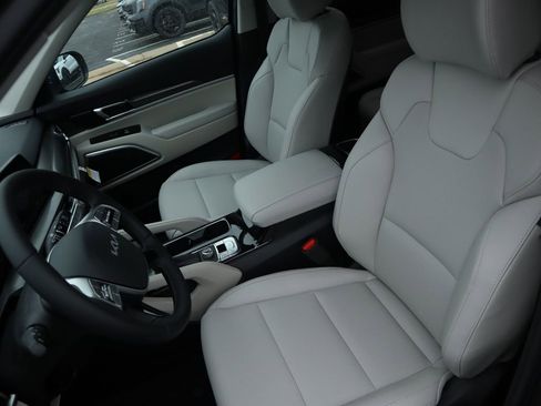 New 2025 Kia Telluride S image 24