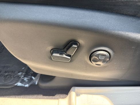 Used 2017 Chrysler Pacifica Touring-L Plus w/ Tire & Wheel Group FWD image 22