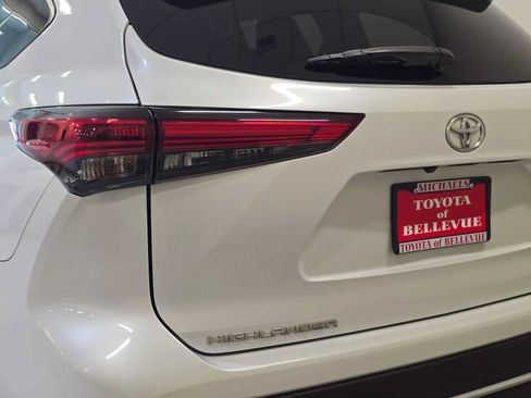 Used 2023 Toyota Highlander XSE AWD/4WD image 7