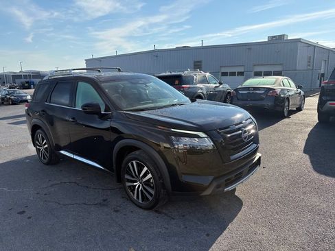 Used 2023 Nissan Pathfinder Platinum w/ Black Appearance Package AWD/4WD image 2