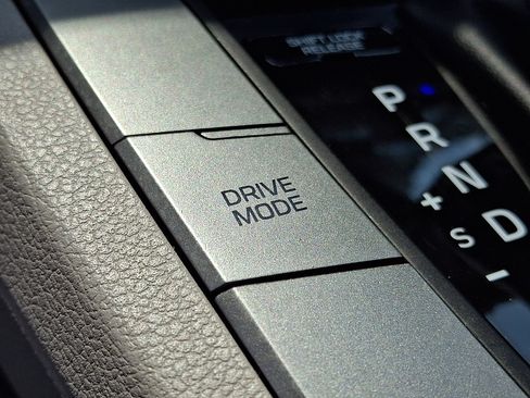 Used 2020 Hyundai Elantra SE FWD image 24