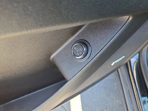 Used 2023 Chevrolet Traverse RS image 37