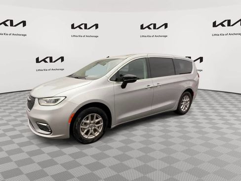 Used 2024 Chrysler Pacifica Touring-L FWD image 4