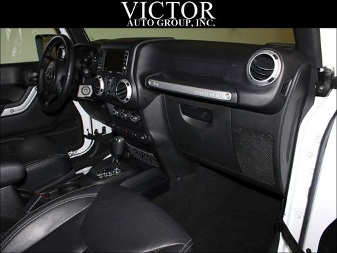 Used 2015 Jeep Wrangler Unlimited Sahara w/ Connectivity Group AWD/4WD image 33