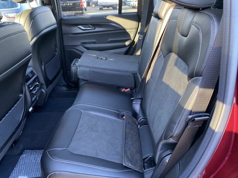 New 2025 Jeep Grand Cherokee Laredo image 7