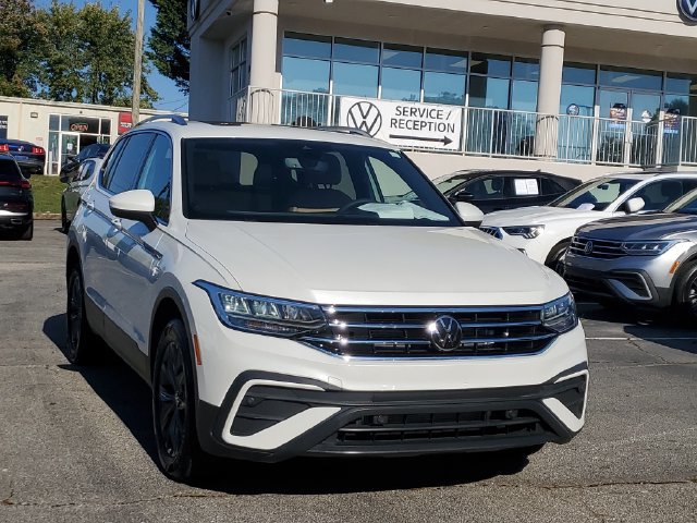 Certified 2023 Volkswagen Tiguan SE w/ Panoramic Sunroof Package FWD image 3