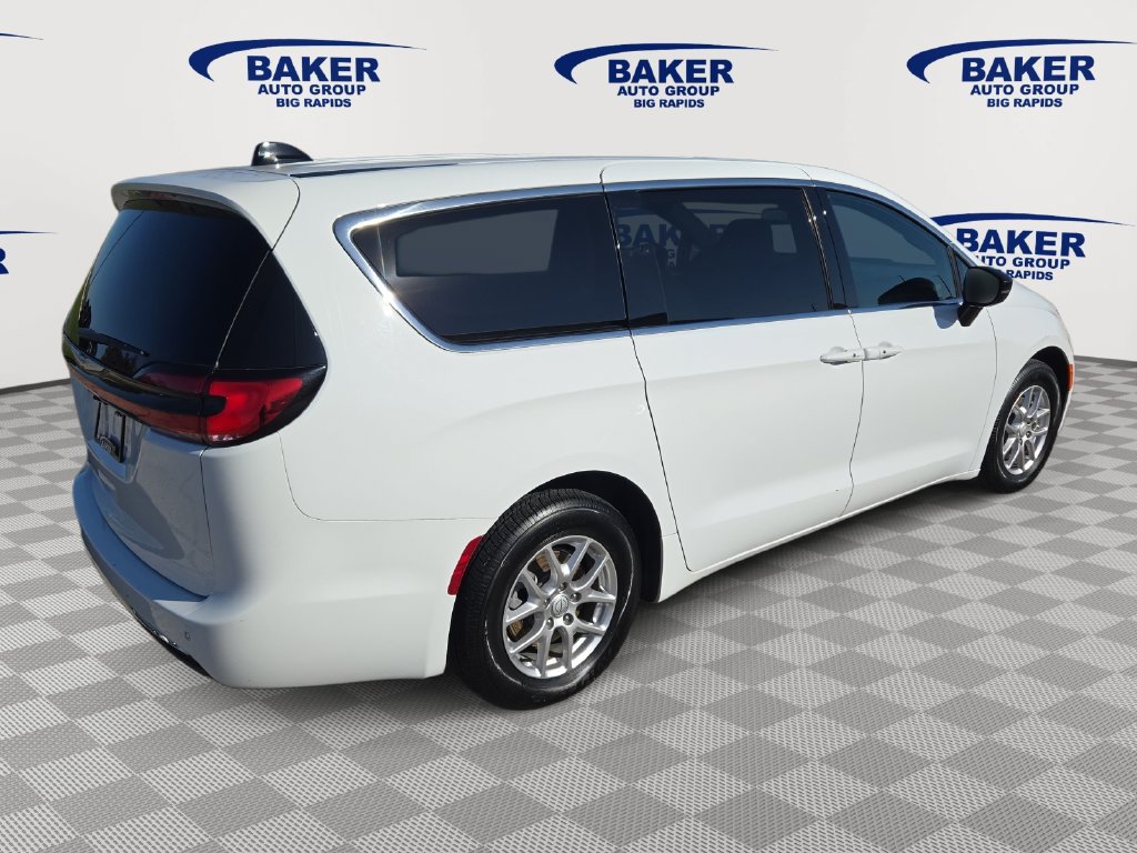 Used 2026 Chrysler Pacifica Select FWD image 3