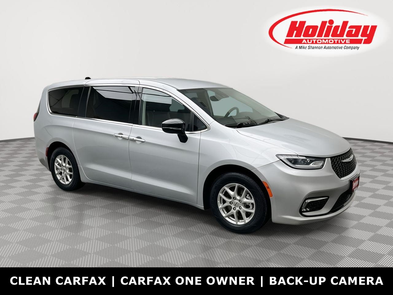 Used 2024 Chrysler Pacifica Touring-L FWD image 1