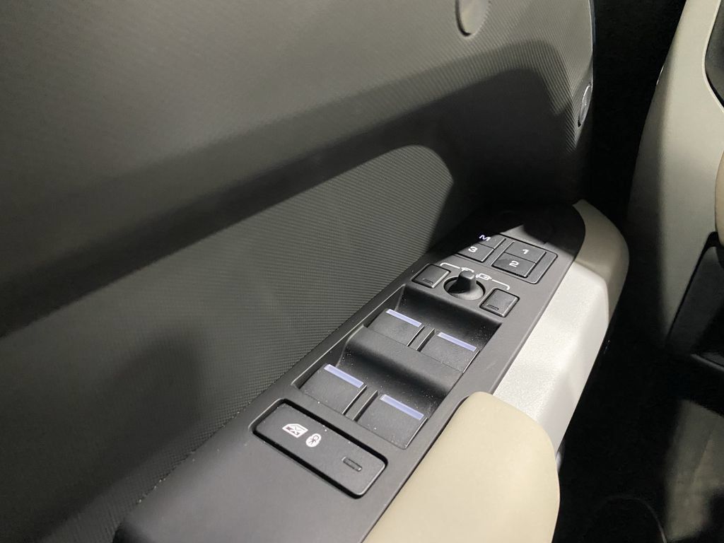Used 2024 Land Rover Defender 110 X-Dynamic SE AWD/4WD image 9