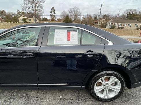 Used 2017 Ford Taurus SE image 4