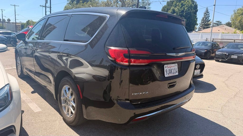 Used 2023 Chrysler Pacifica Touring-L FWD image 4