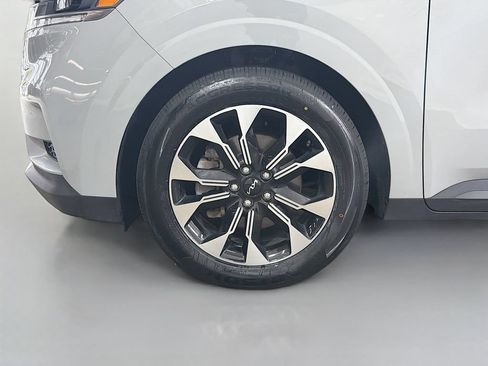 Used 2023 Kia Carnival EX FWD image 33