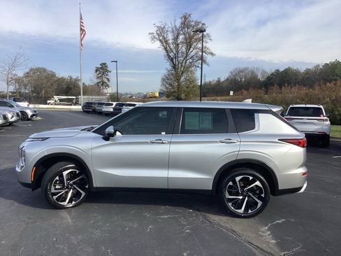 Used 2023 Mitsubishi Outlander SE image 6