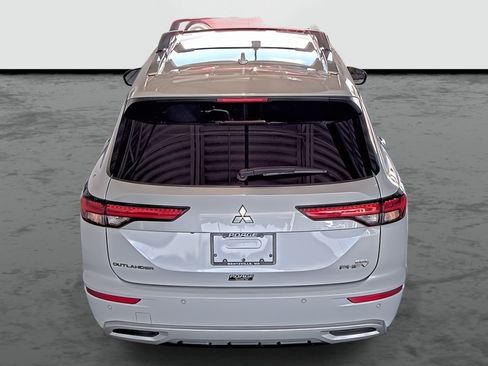 Used 2024 Mitsubishi Outlander 4WD Plug-In Hybrid image 3
