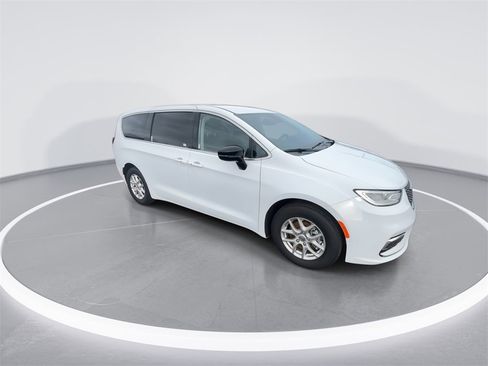 Used 2024 Chrysler Pacifica Touring-L image 2