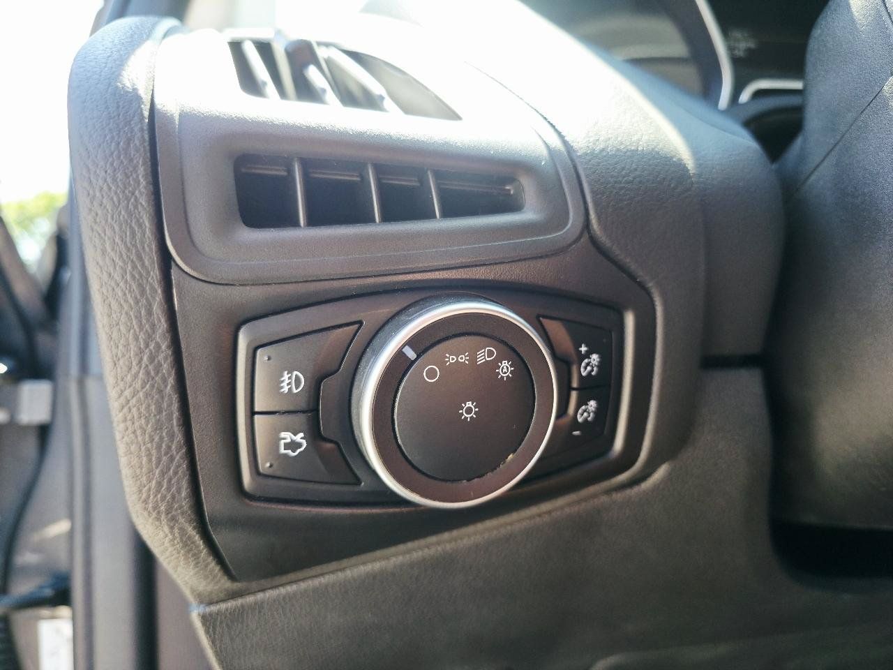 Used 2015 Ford Focus SE w/ Equipment Group 201A FWD image 22