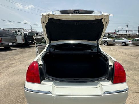 Used 2006 Lincoln Town Car Signature RWD image 54