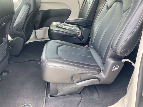 Used 2023 Chrysler Pacifica Touring-L FWD image 17