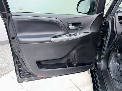 Used 2018 Toyota Sienna SE FWD image 13