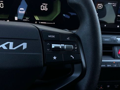 Used 2025 Kia K4 LXS image 35