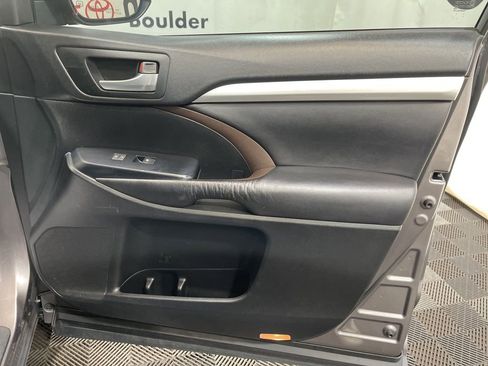 Used 2015 Toyota Highlander XLE image 12