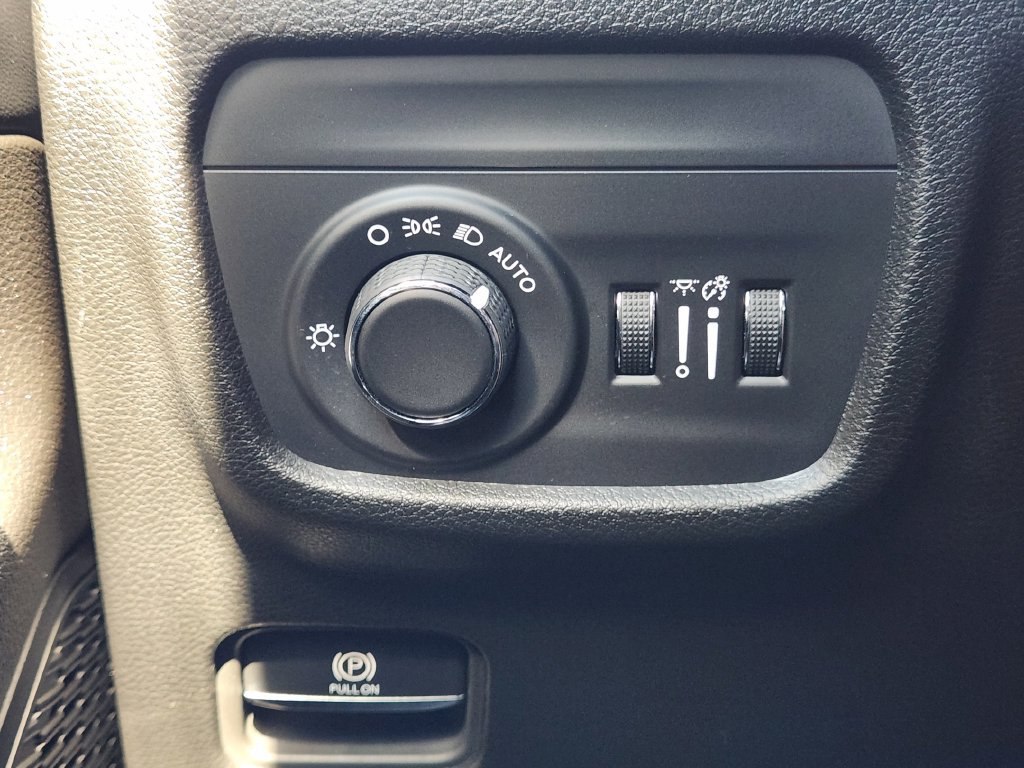 Used 2025 Jeep Grand Cherokee Altitude AWD/4WD image 25