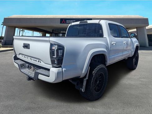 Used 2018 Toyota Tacoma TRD Sport image 4