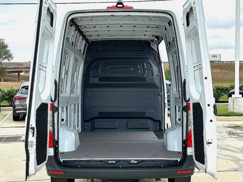 Used 2025 Mercedes-Benz Sprinter 2500 image 11