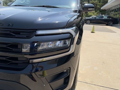 Used 2023 Ford Expedition Limited RWD image 11