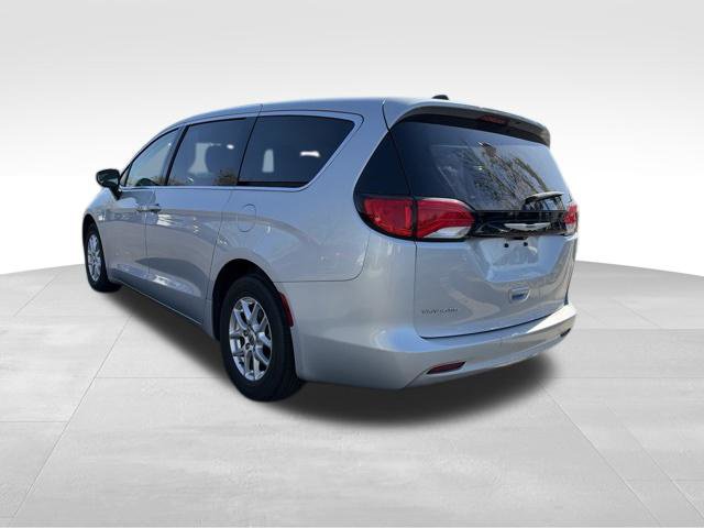 Used 2023 Chrysler Voyager LX FWD image 5