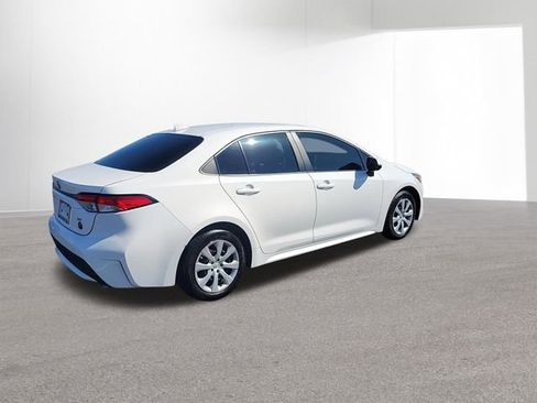 Used 2021 Toyota Corolla LE image 9