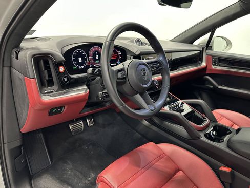 Certified 2025 Porsche Cayenne Turbo AWD/4WD image 5