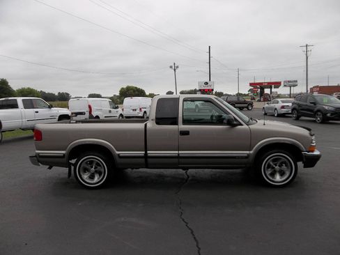 Used 1998 Chevrolet S10 Pickup LS w/ Preferred Equipment Group RWD image 5