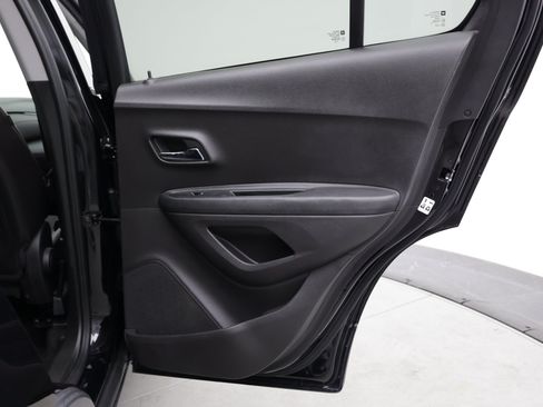 Used 2018 Chevrolet Trax LT w/ LT Convenience Package FWD image 31