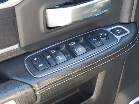 Used 2019 RAM 2500 Laramie w/ Black Appearance Package AWD/4WD image 18