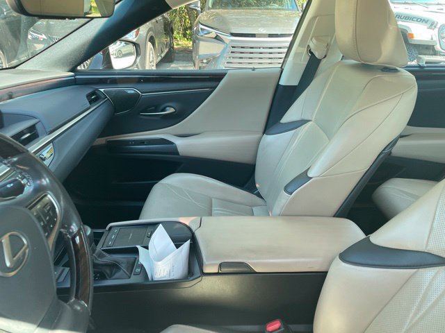 Used 2021 Lexus ES 300h Ultra Luxury w/ Accessory Package 2 FWD image 9